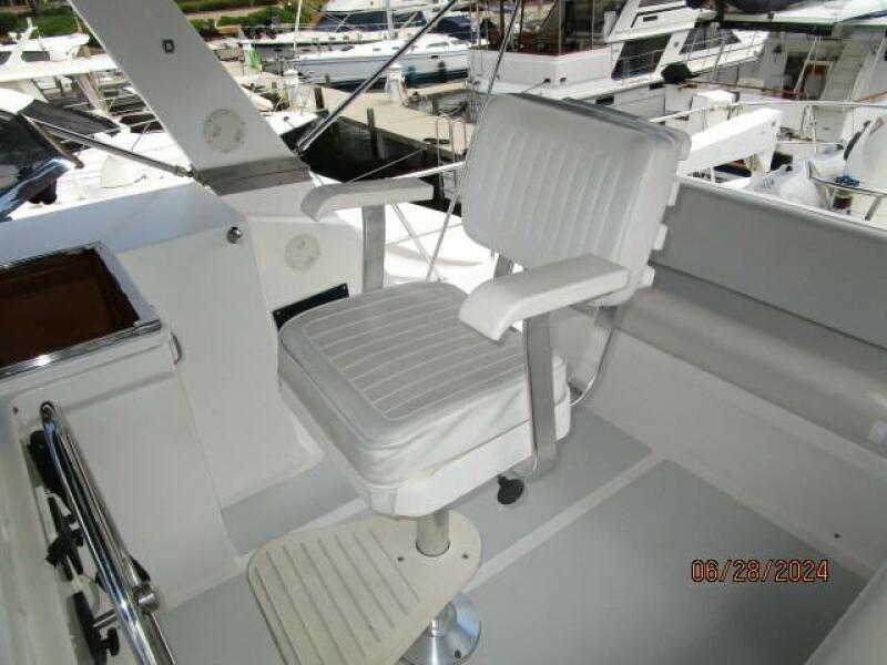 49' DeFever flybridge helmseat