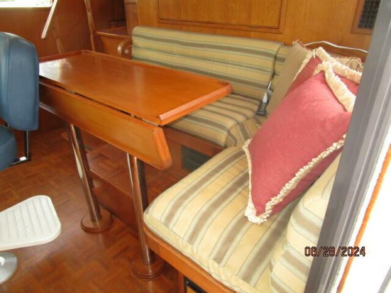 49' DeFever pilothouse seating2