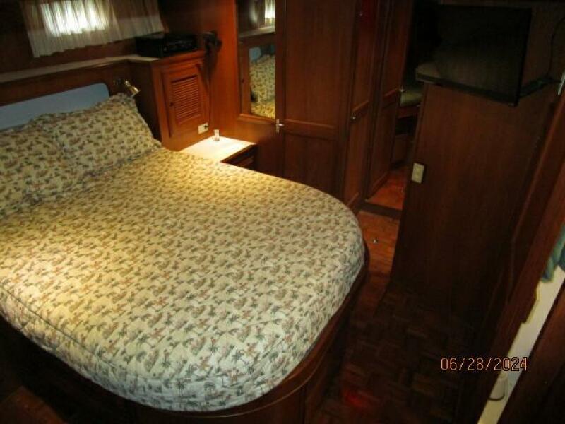 49' DeFever master stateroom