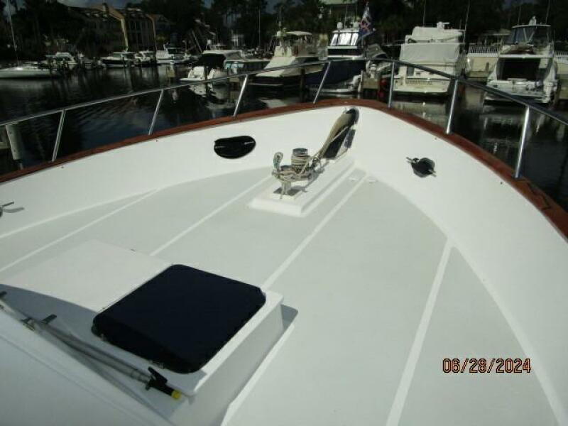 49' DeFever foredeck2