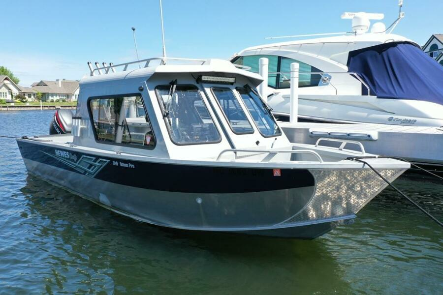 24ft Hewescraft Yacht For Sale