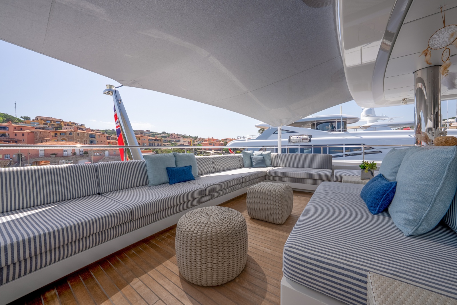 Loon 221' Skylounge Deck Aft Lounge Area (4)