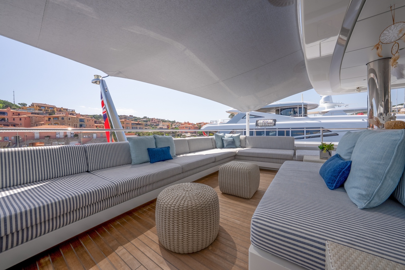 Loon 221' Skylounge Deck Aft Lounge Area (4)