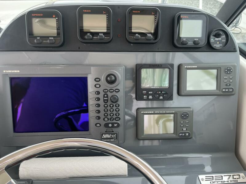 2006 Pursuit 3370 Offshore
