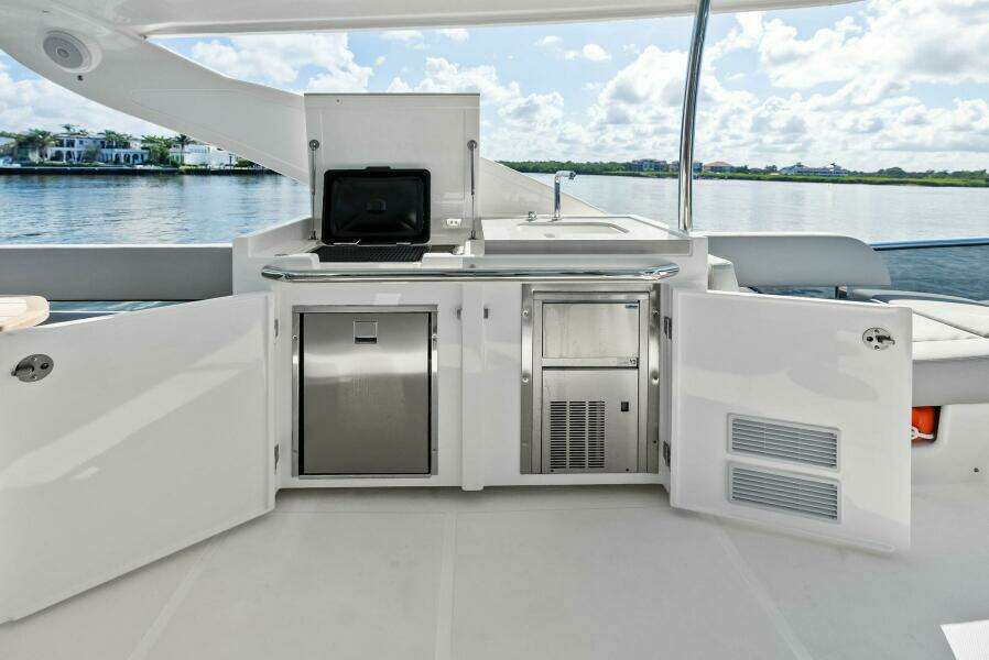 Absolute 47 Fly - Flybridge Galley