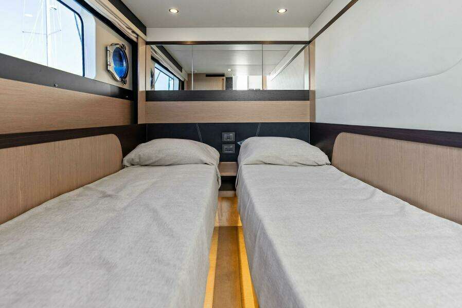2025 Absolute 47 Fly - Guest Stateroom