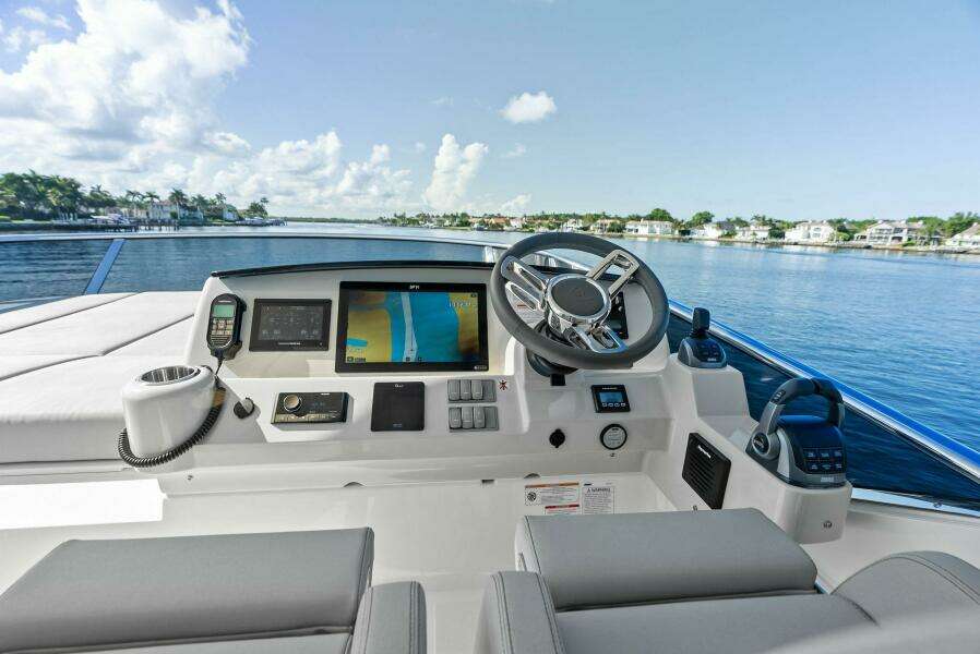 Absolute 47 Fly - Flybridge Helm