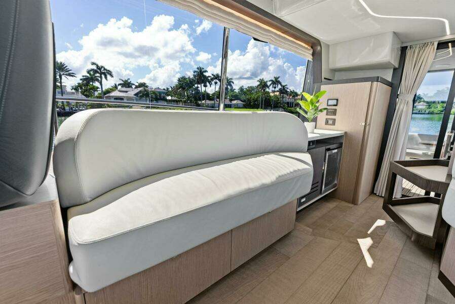 2025 Absolute 47 Fly - Salon Seating 