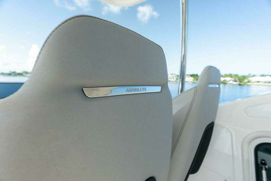 Absolute 47 Fly - Flybridge Helm Seating