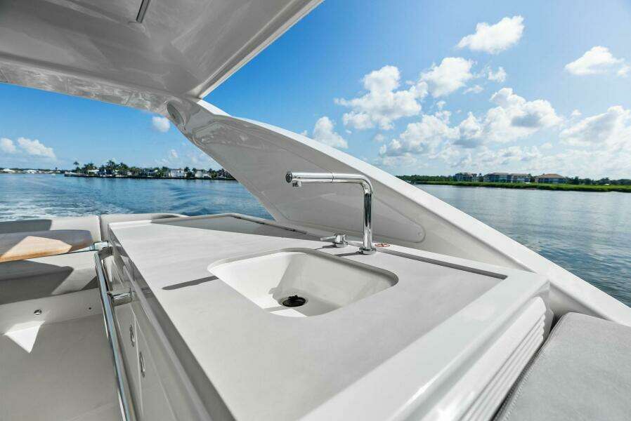 Absolute 47 Fly - Flybridge Galley