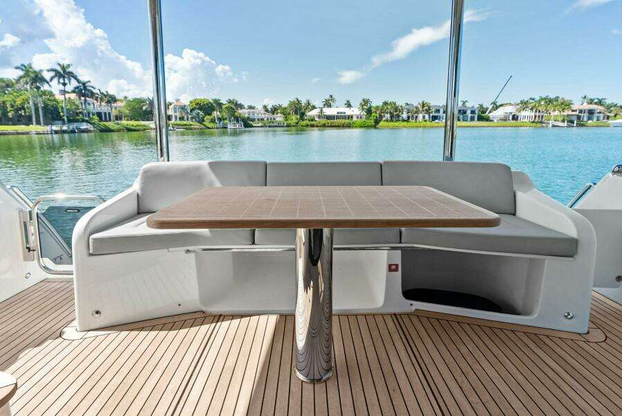 Absolute 47 Fly - Aft Deck