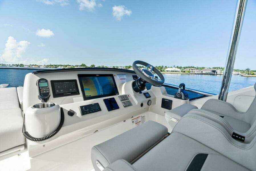 Absolute 47 Fly - Flybridge Helm