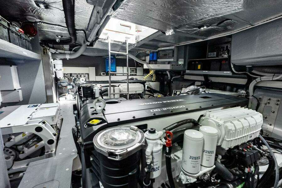 Absolute 47 Fly - Engine Room