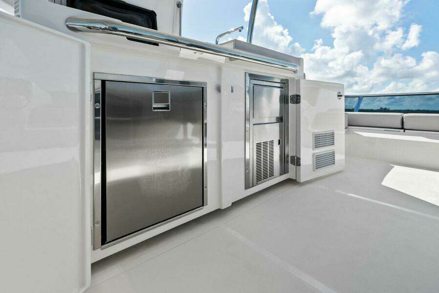 Absolute 47 Fly - Flybridge Galley