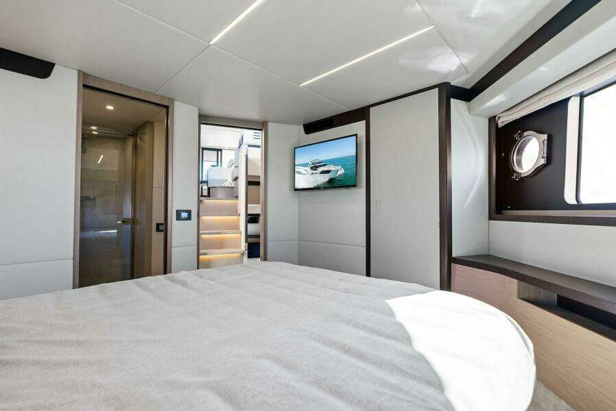 2025 Absolute 47 Fly - Master Stateroom