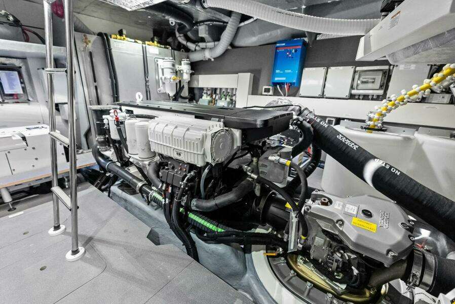 Absolute 47 Fly - Engine Room