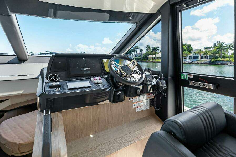 2025 Absolute 47 Fly - Helm