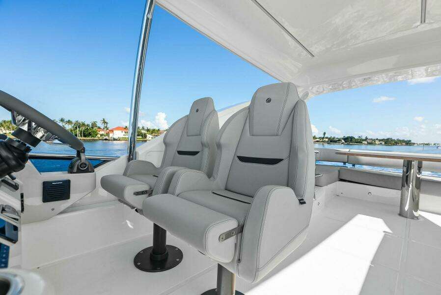 Absolute 47 Fly - Flybridge Helm Seating