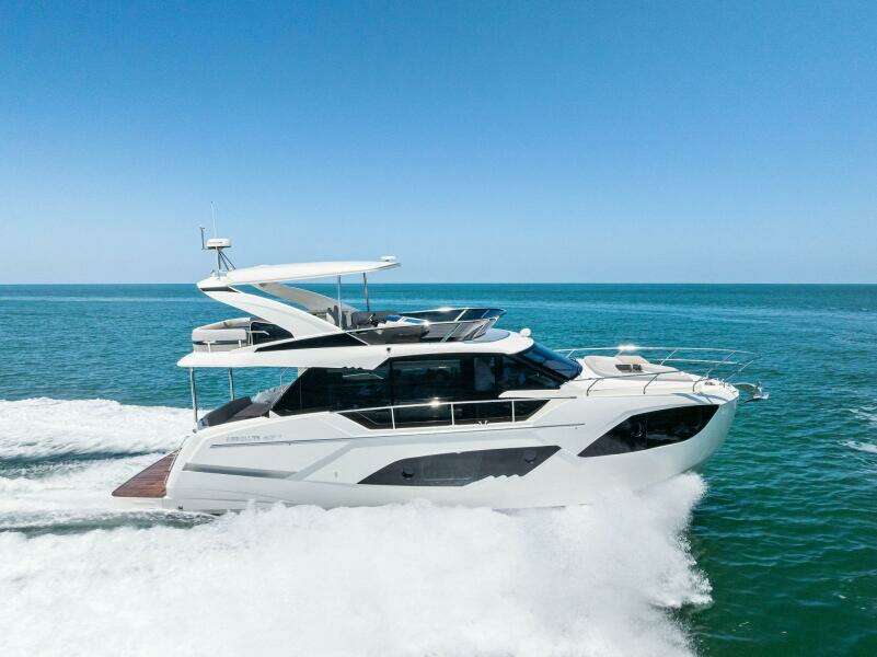 Absolute 47 Fly - Profile Starboard 