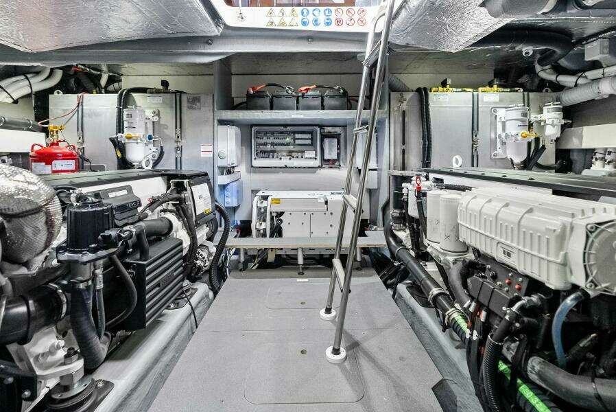 Absolute 47 Fly - Engine Room