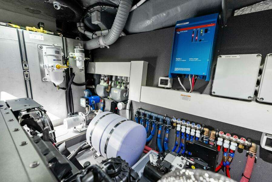 Absolute 47 Fly - Engine Room