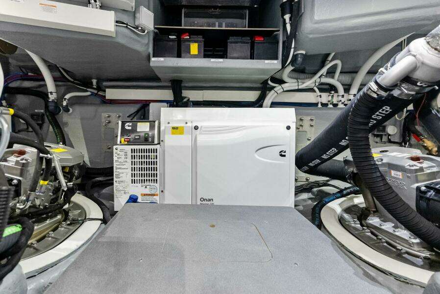 Absolute 47 Fly - Engine Room