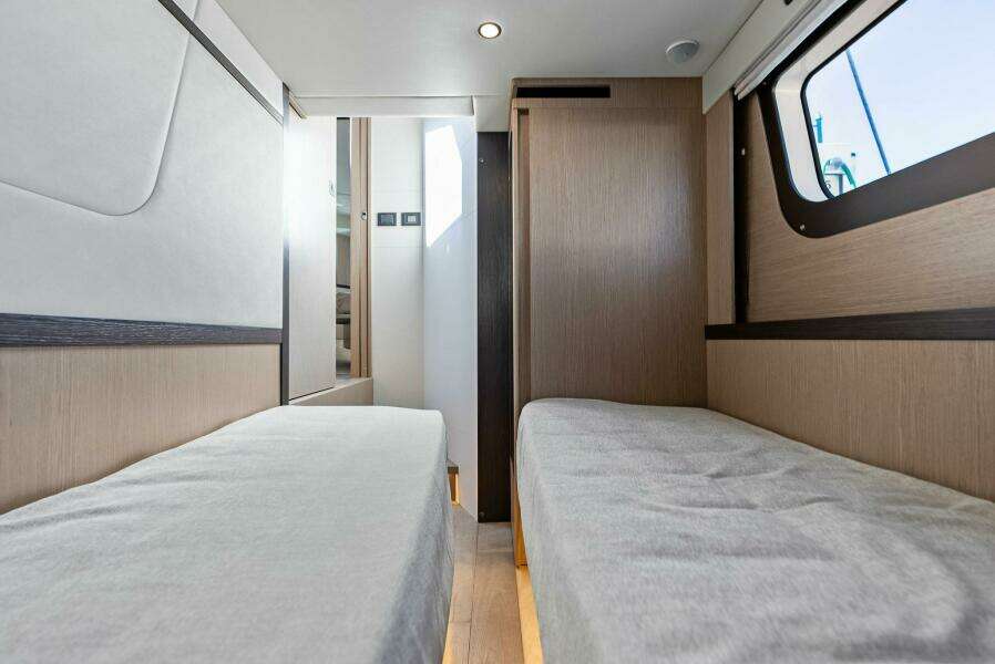 2025 Absolute 47 Fly - Guest Stateroom