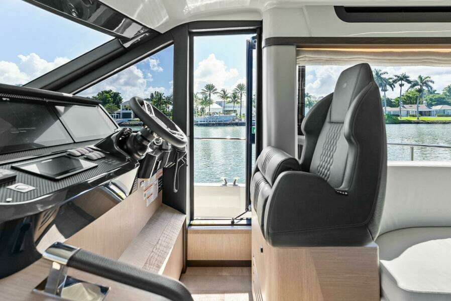2025 Absolute 47 Fly - Helm