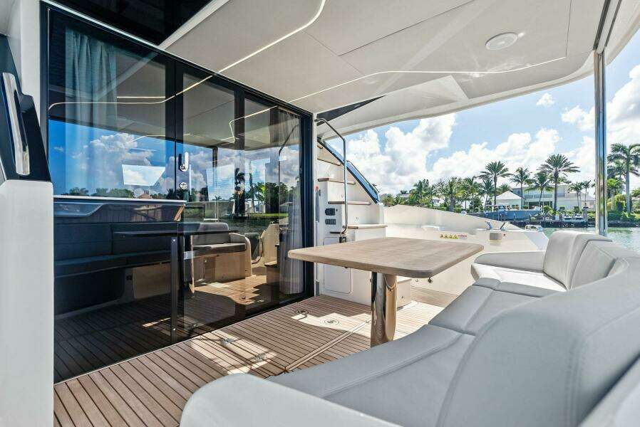 Absolute 47 Fly - Aft Deck