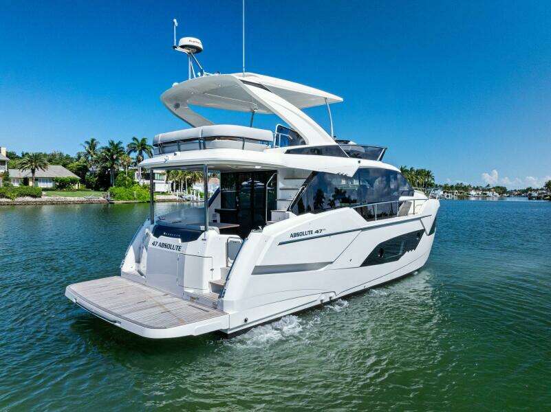 Absolute 47 Fly - Profile Stern 3/4 Starboard