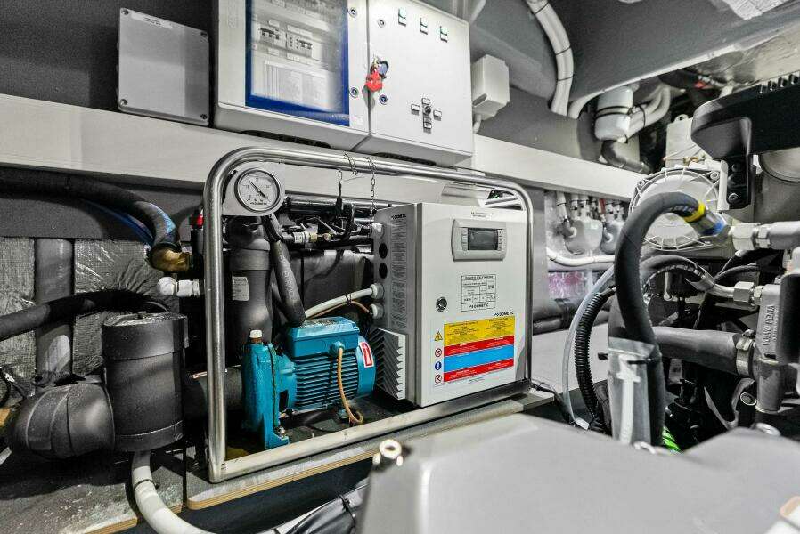 Absolute 47 Fly - Engine Room