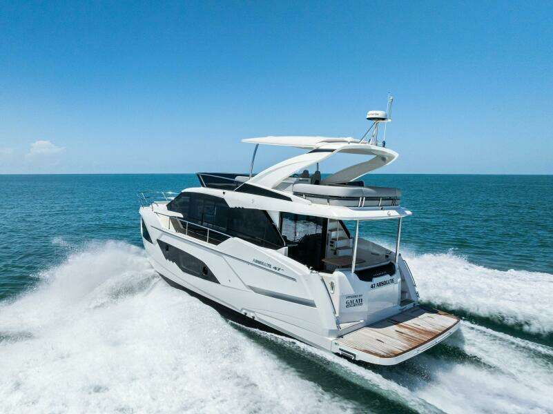 Absolute 47 Fly - Profile Stern 3/4 Port 