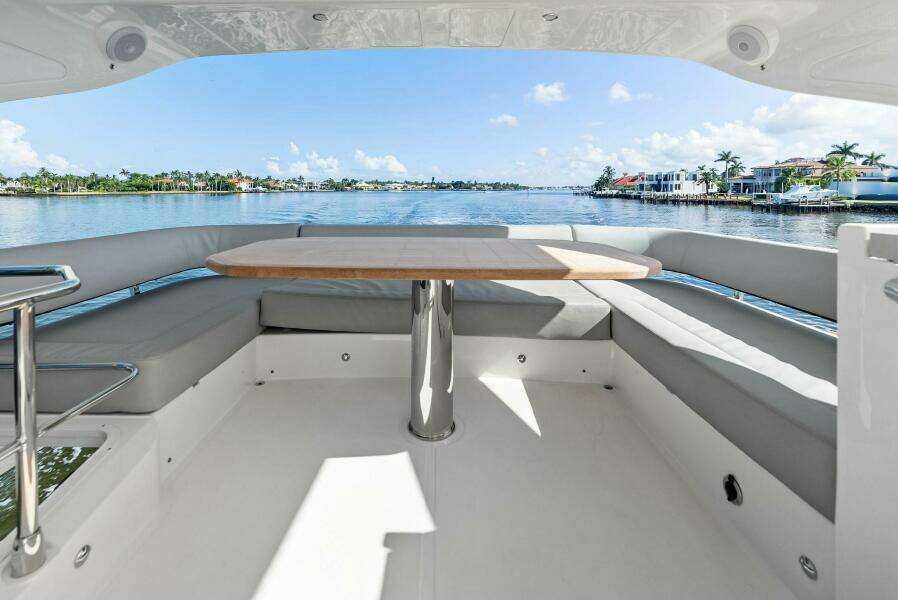 Absolute 47 Fly - Flybridge Dinette