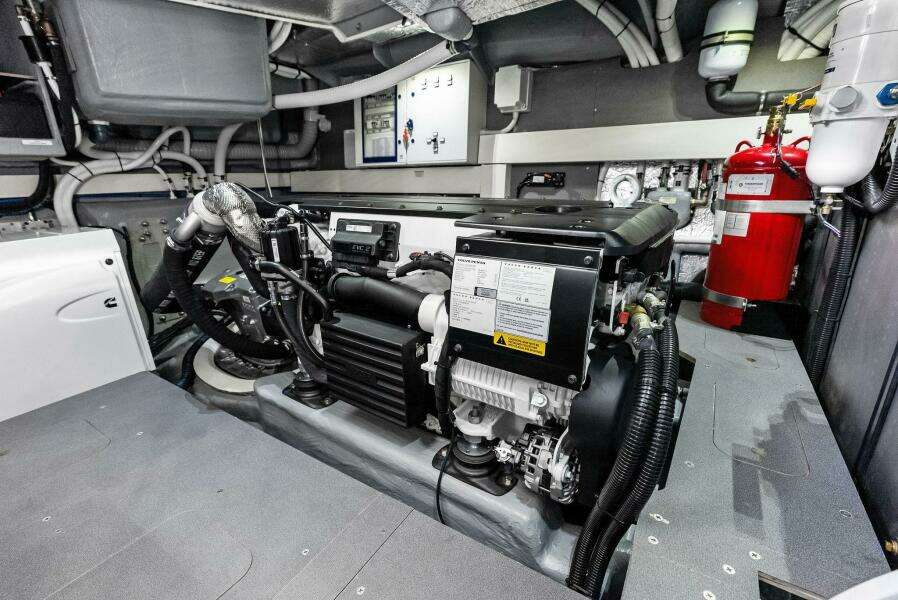 Absolute 47 Fly - Engine Room