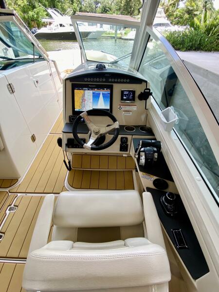 32' 2018 Boston Whaler 320 Vantage