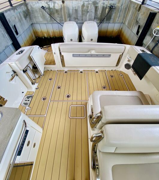 32' 2018 Boston Whaler 320 Vantage