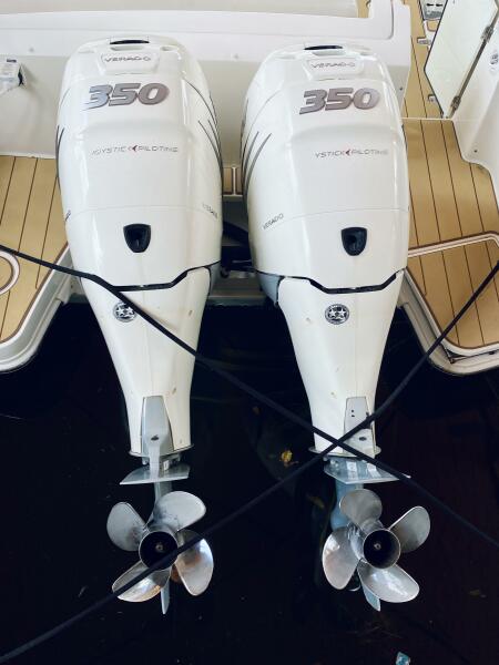 32' 2018 Boston Whaler 320 Vantage