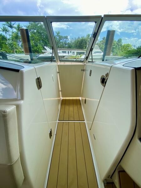 32' 2018 Boston Whaler 320 Vantage