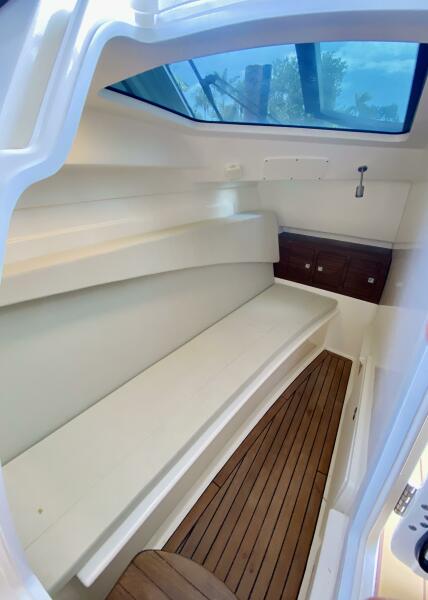 32' 2018 Boston Whaler 320 Vantage