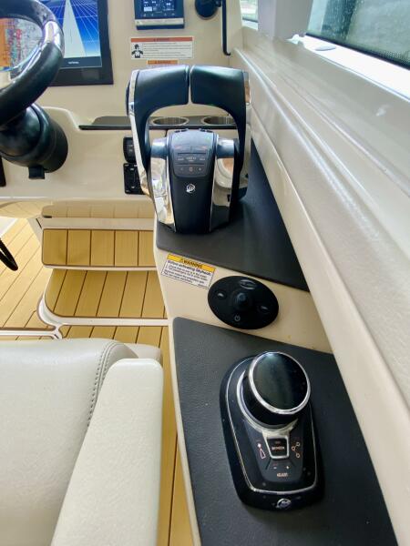 32' 2018 Boston Whaler 320 Vantage