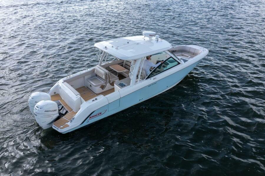 32' 2018 Boston Whaler 320 Vantage