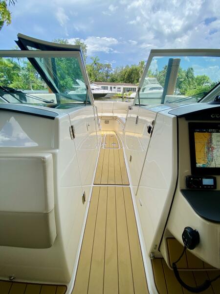 32' 2018 Boston Whaler 320 Vantage