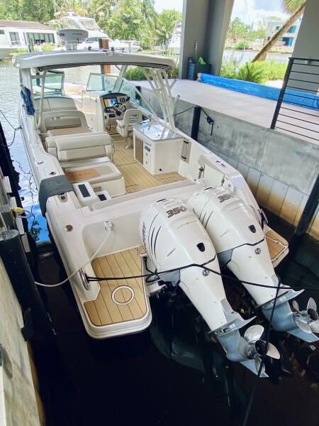 32' 2018 Boston Whaler 320 Vantage