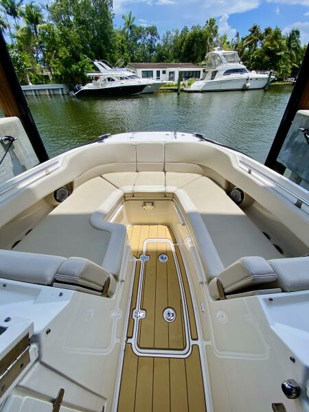 32' 2018 Boston Whaler 320 Vantage