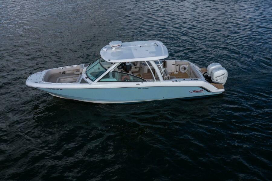 32' 2018 Boston Whaler 320 Vantage