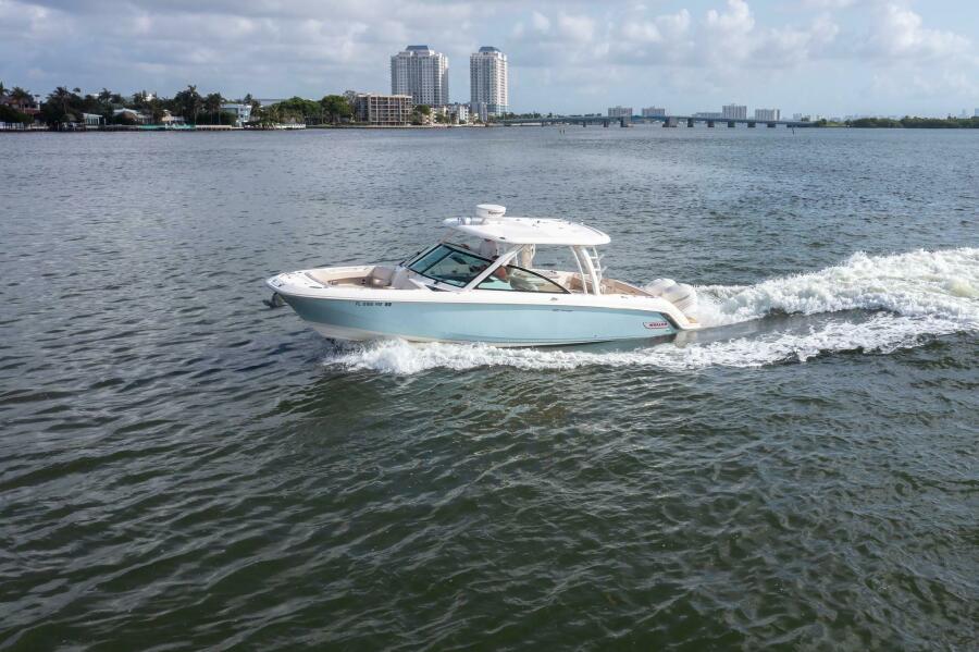 32' 2018 Boston Whaler 320 Vantage