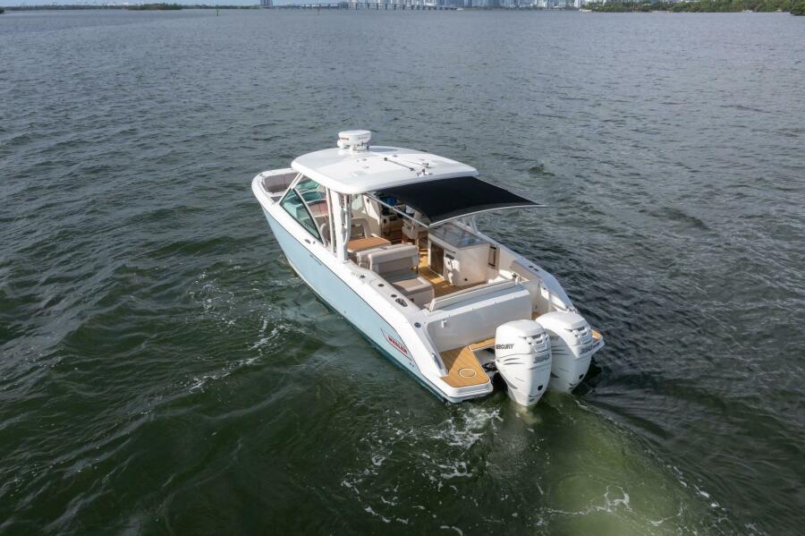 32' 2018 Boston Whaler 320 Vantage