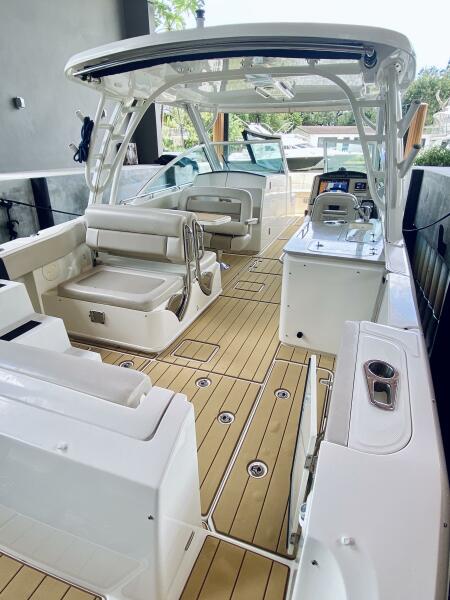 32' 2018 Boston Whaler 320 Vantage