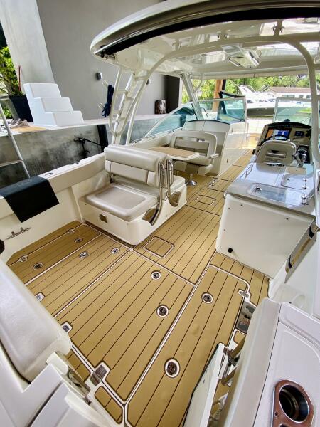 32' 2018 Boston Whaler 320 Vantage