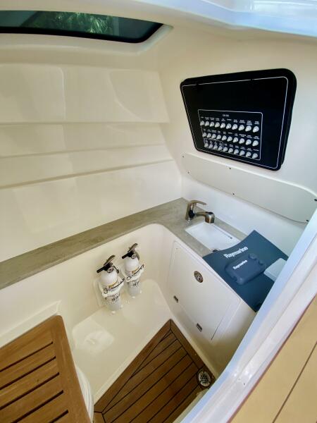 32' 2018 Boston Whaler 320 Vantage